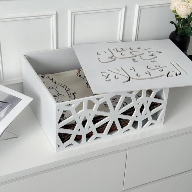 منظم سجاد أبيض – لمسة هدوء وتنظيم لركن الصلاة